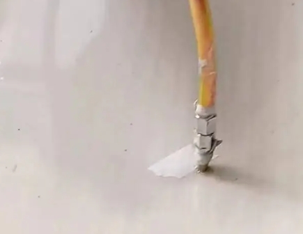 鞍山市瓷砖空鼓维修公司专业解答在瓷砖铺贴过程中，如果使用的砂料过粗（如全部使用了粗砂），可能会导致以下问题